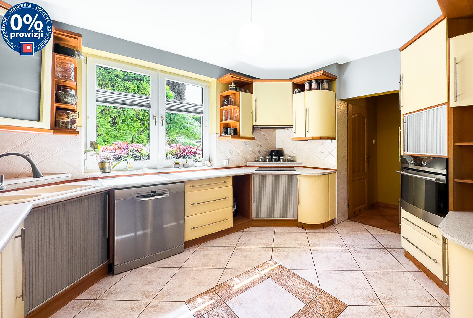 na zdjęciu kuchnia w luksusowej willi na sprzedaż Bielsko-Biała okolice