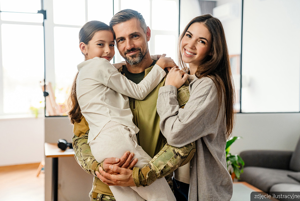 szczęśliwa rodzina w salonie ekskluzywnej willi na sprzedaż Gdańsk okolice