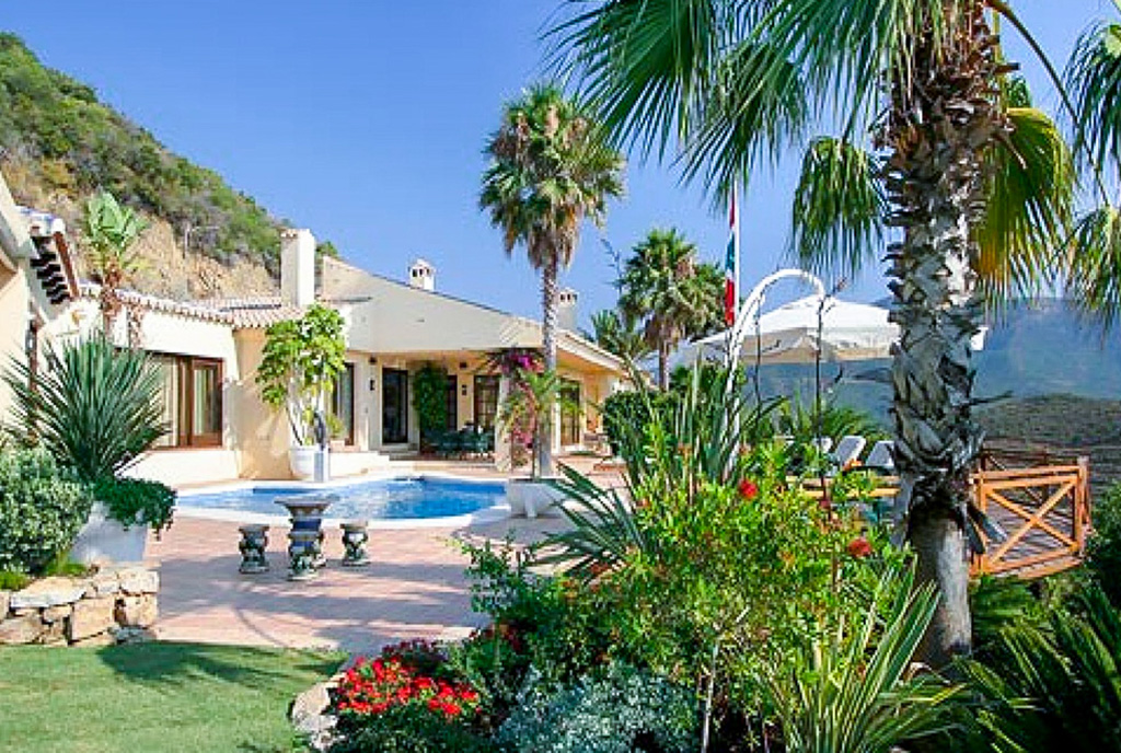 zatopiona w egzotycznej zieleni bryła ekskluzywnej willi do sprzedaży Hiszpania Costa del Sol Marbella