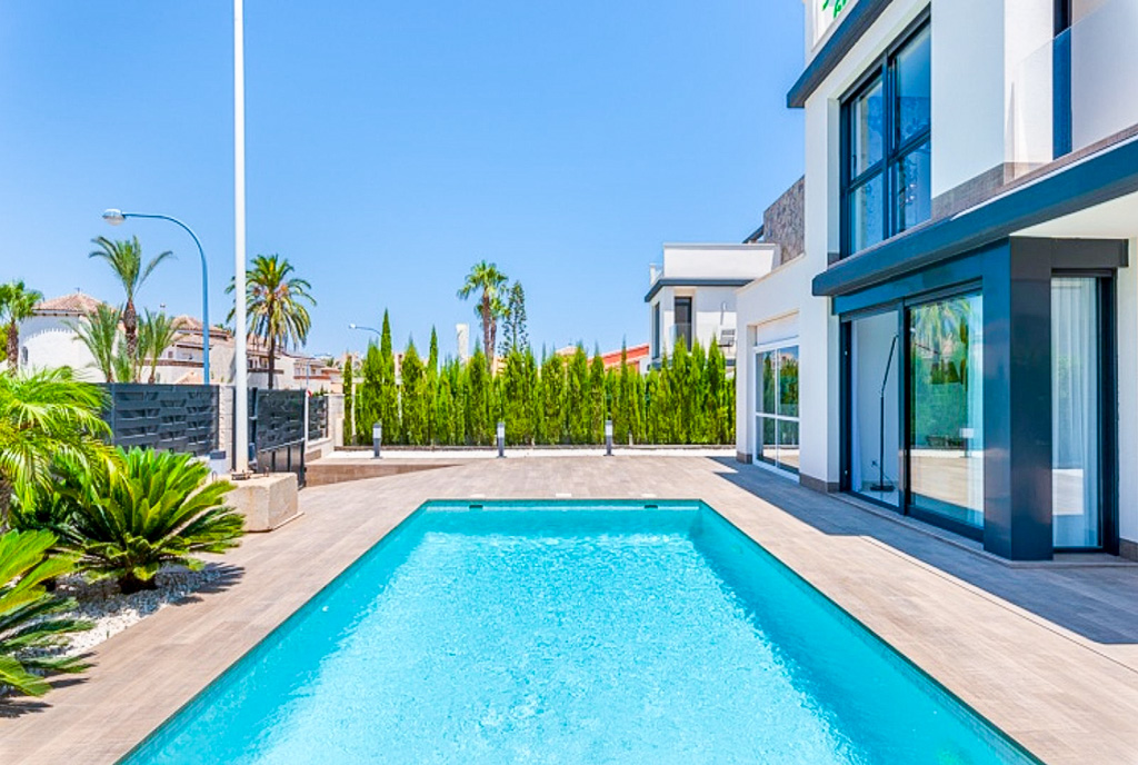 na pierwszym planie basen przed ekskluzywną willą na sprzedaż Hiszpania (La Manga del Mar Menor)