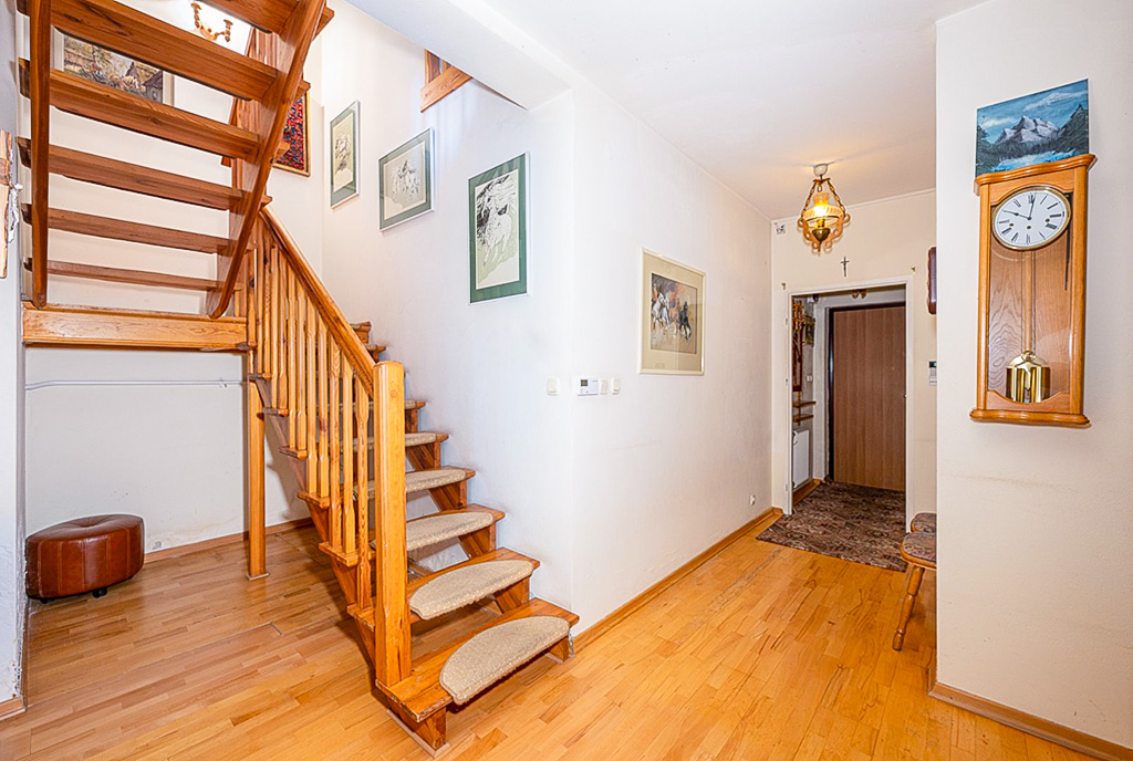 funkcjonalny korytarz w luksusowej willi na sprzedaż Warszawa (okolice)