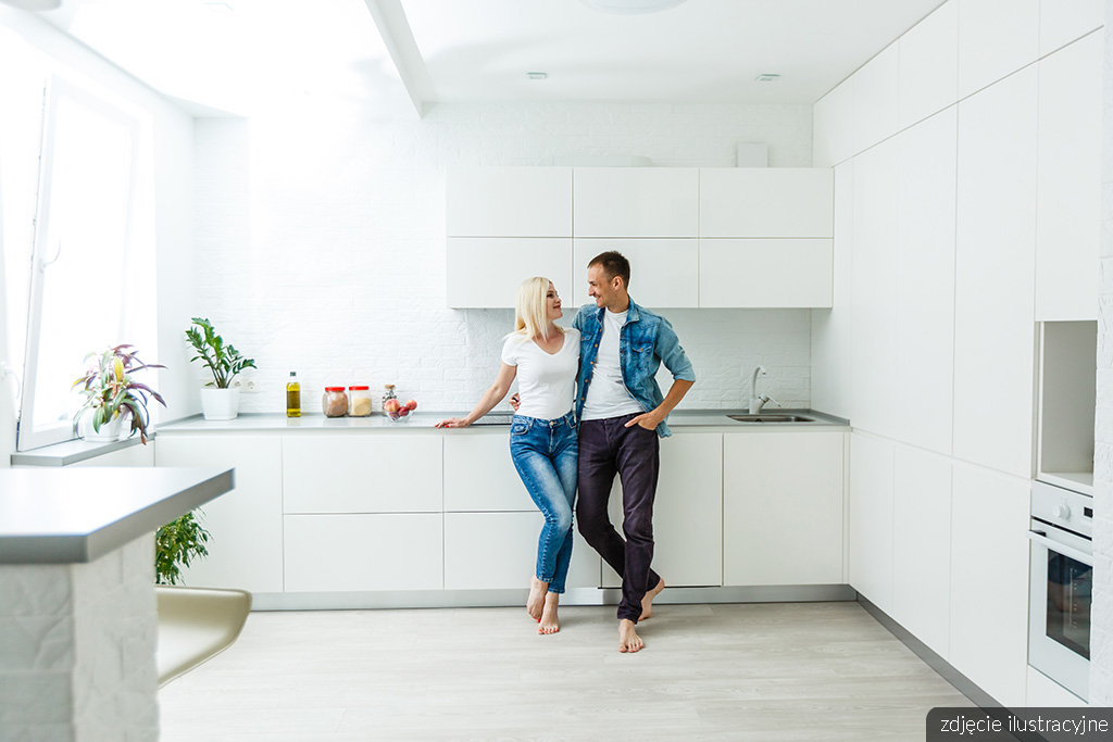 zamożna para w kuchni ekskluzywnego apartamentu na sprzedaż Gdańsk