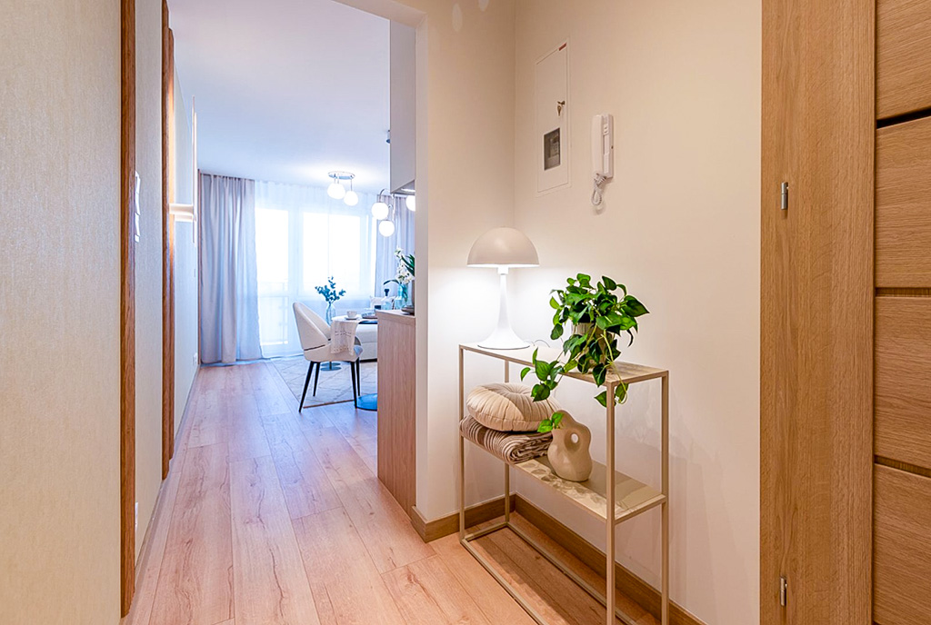 gustowne oświetlenie wnętrza luksusowego apartamentu na sprzedaż Elbląg