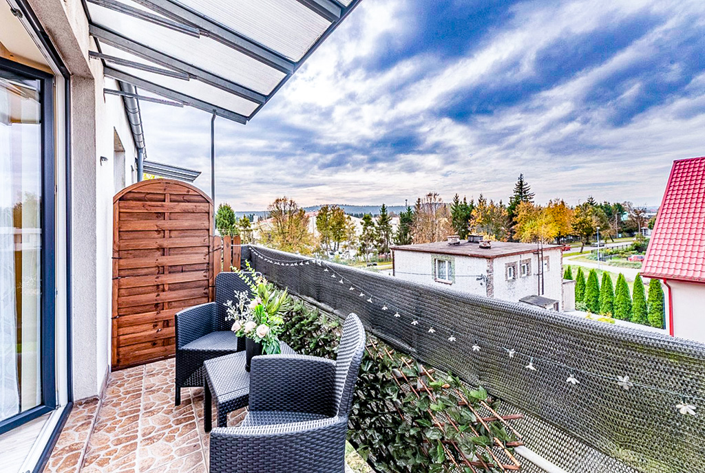 słoneczny balkon przy ekskluzywnym apartamencie na sprzedaż Gdynia (okolice)