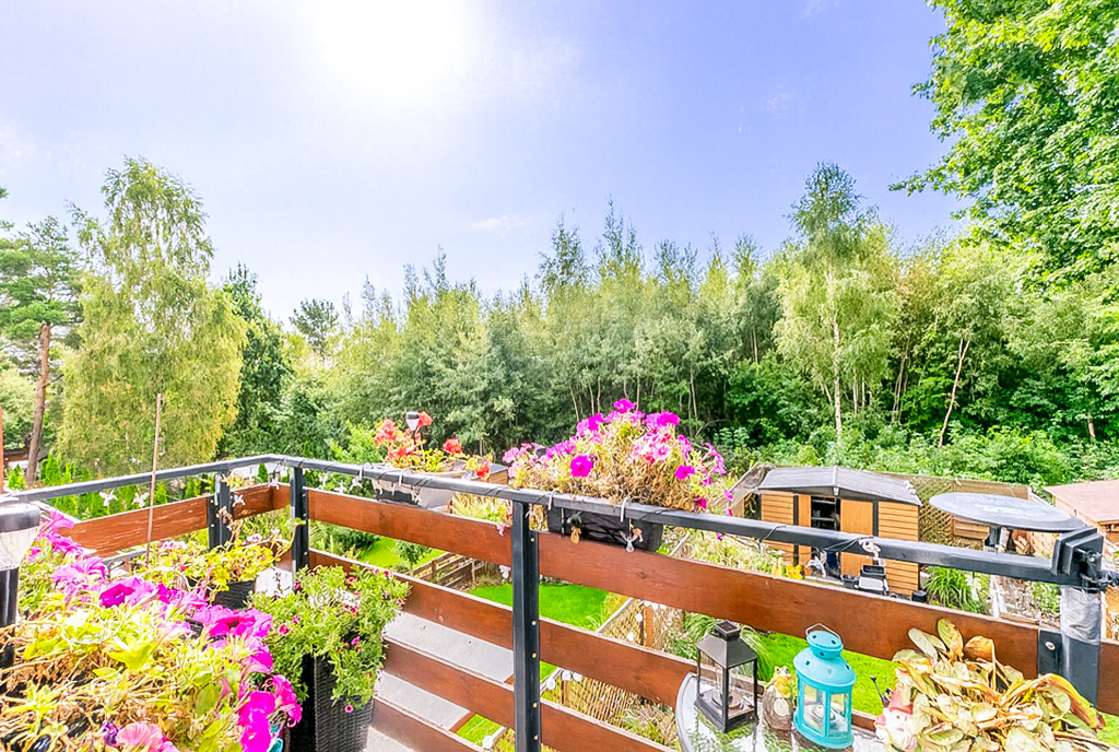 słoneczny taras przy ekskluzywnym apartamencie na sprzedaż Gdynia okolice