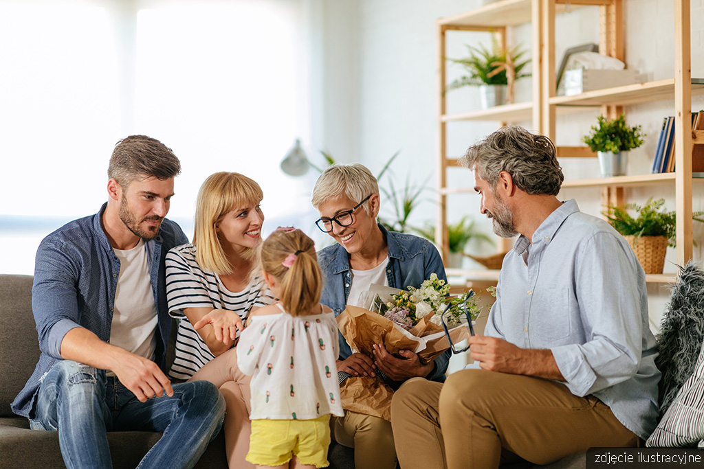 uśmiechnieta rodzina w salonie luksusowego apartamentu na sprzedaż Gdynia