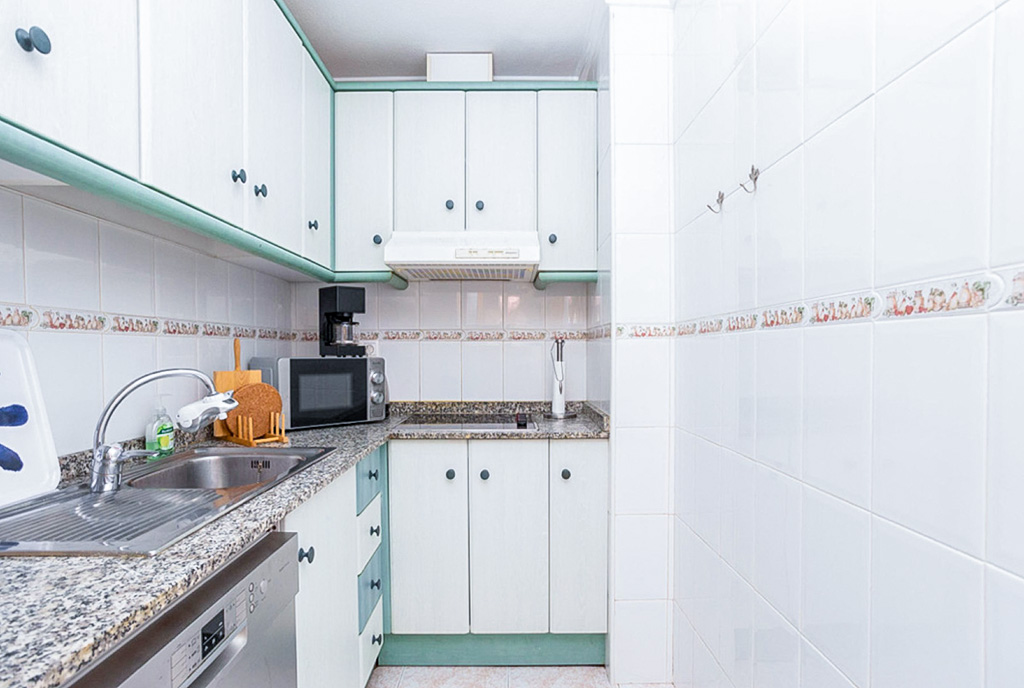 fragment kuchni w luksusowym apartamencie na sprzedaż Hiszpania Torrevieja