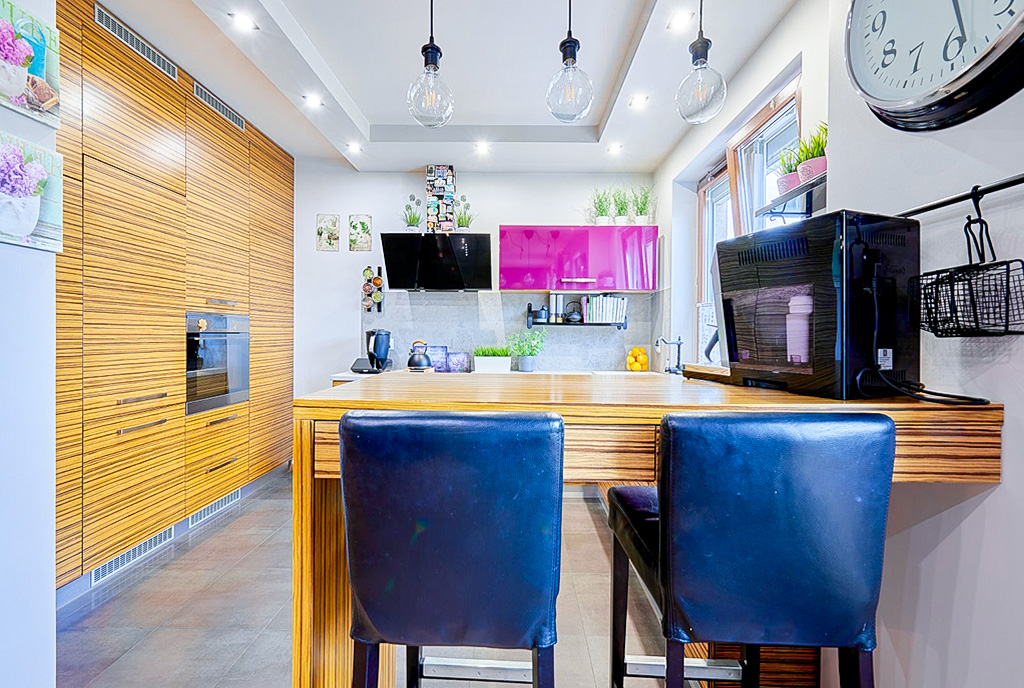 na pierwszym planie jadalnia w luksusowym apartamencie na sprzedaż Kielce