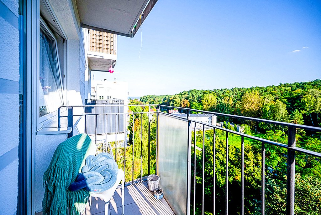słoneczny balkon przy ekskluzywnym apartamencie na sprzedaż Sopot