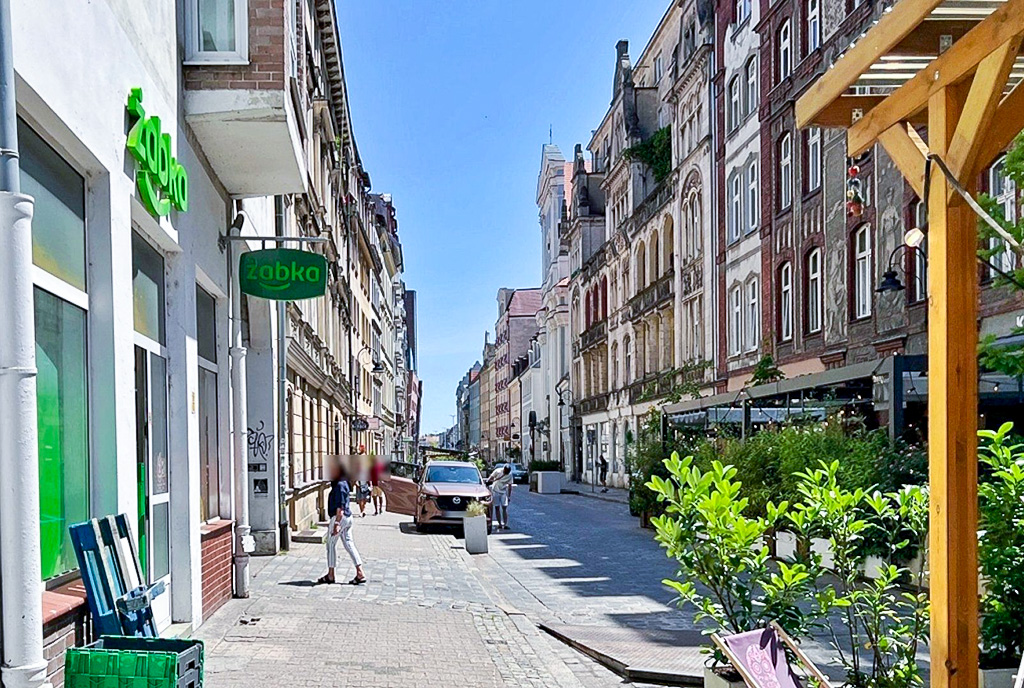 prestiżowa ulica, przy której znajduje się ekskluzywny apartament na wynajem Wrocław