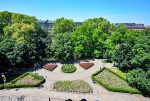 przepiękny widok z okien na zieleń wokół oferowanego na sprzedaż luksusowego apartamentu Wrocław