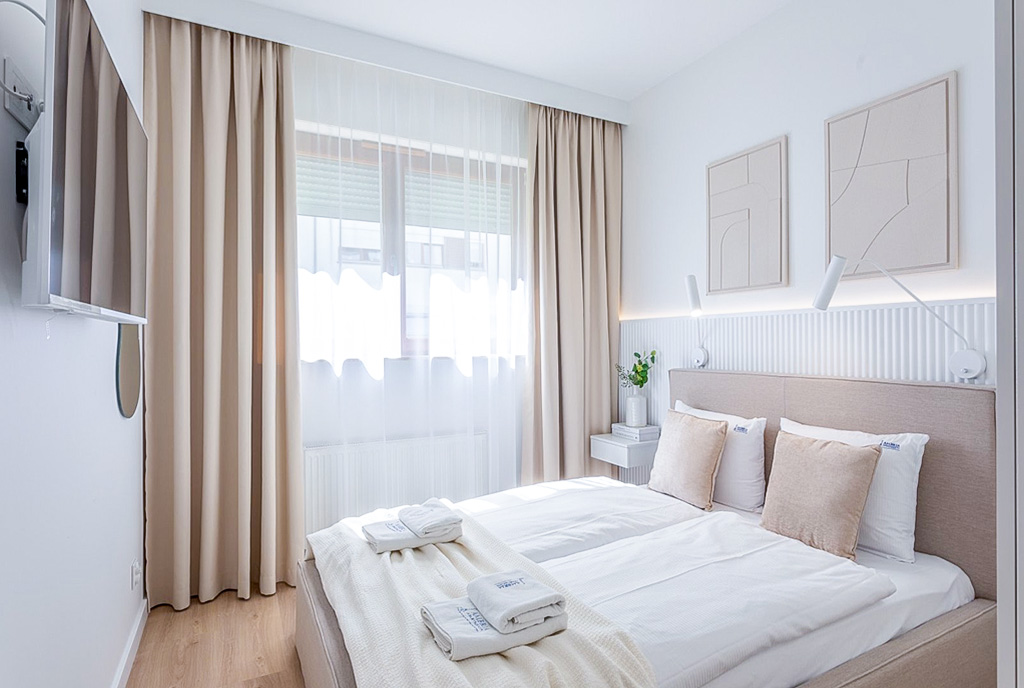 na zdjęciu kameralna sypialnia w ekskluzywnym apartamencie na sprzedaż nad morzem