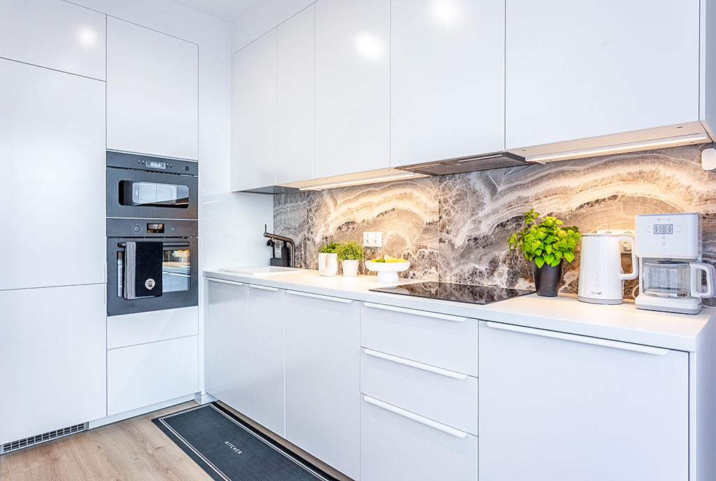 kuchnia w bieli w luksusowym apartamencie na sprzedaż nad morzem