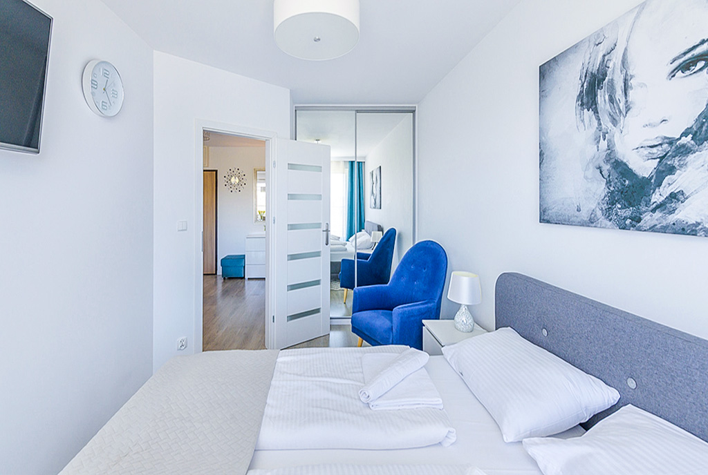 imponująca sypialnia w ekskluzywnym apartamencie na sprzedaż nad morzem