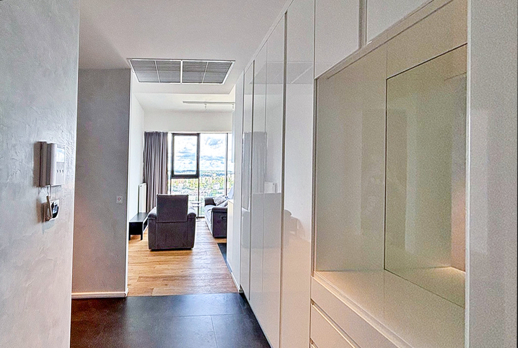 funkcjonalny hol w luksusowym apartamencie do wynajmu Szczecin