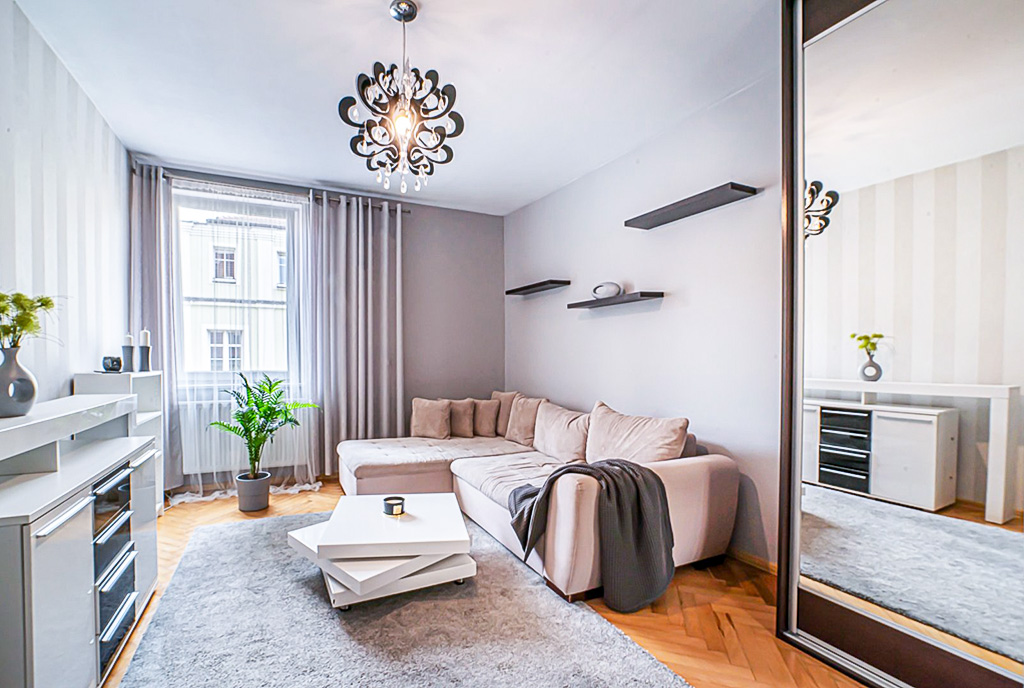 imponujący pokój gościnny w ekskluzywnym apartamencie do sprzedaży Bolesławiec