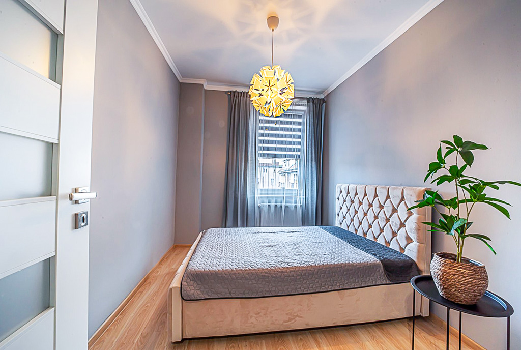 na zdjęciu sypialnia w ekskluzywnym apartamencie na sprzedaż Bolesławiec