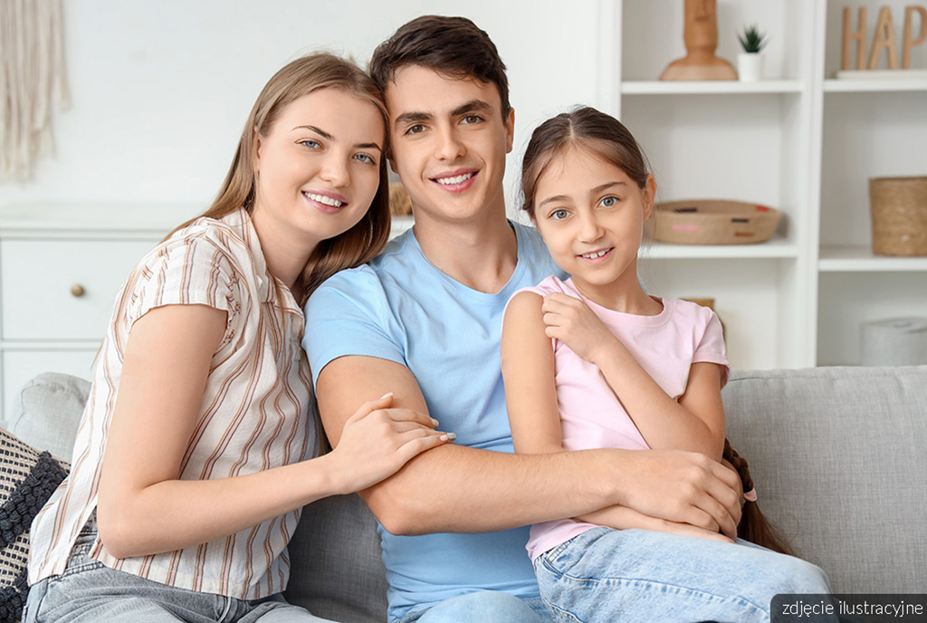 uśmiechnięta rodzina z dzieckiem w ekskluzywnym apartamencie na sprzedaż Gdynia