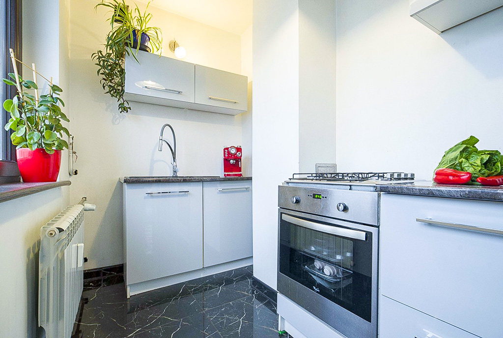 zaprojektowana w bieli kuchnia w ekskluzywnym apartamencie na sprzedaż Katowice okolice