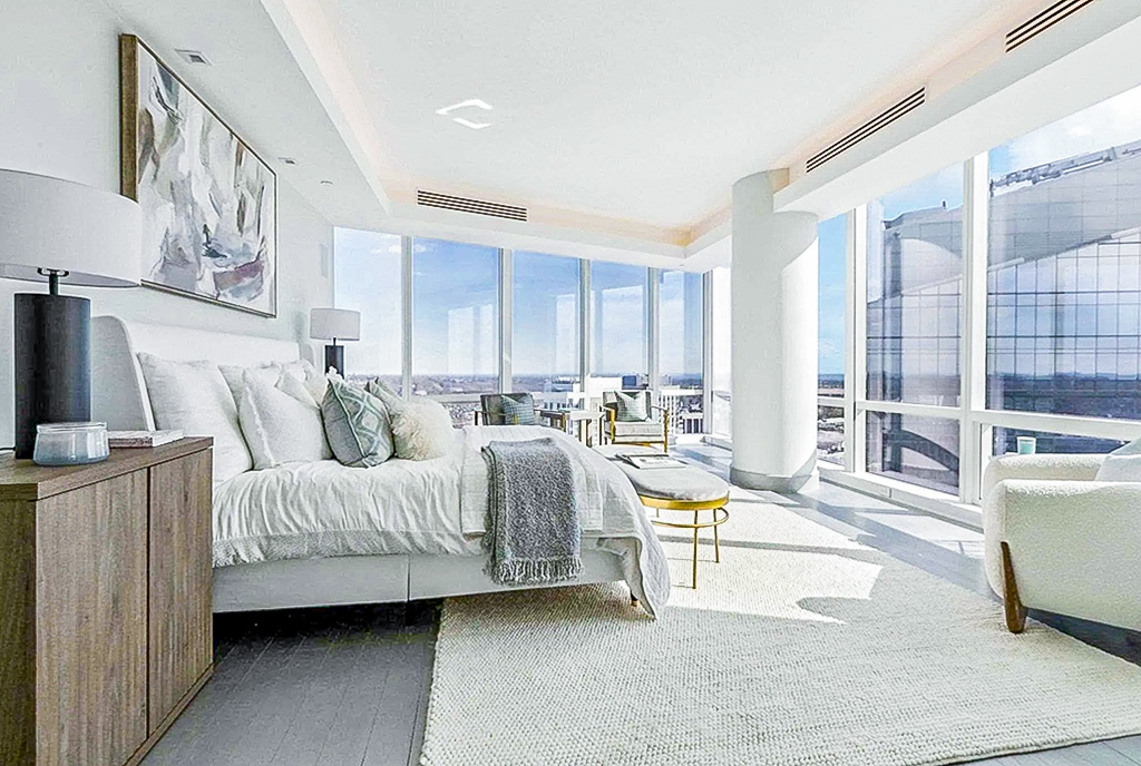 zaprojektowana w bieli sypialnia w ekskluzywnym apartamencie na sprzedaż New York Stany Zjednoczone Ameryki