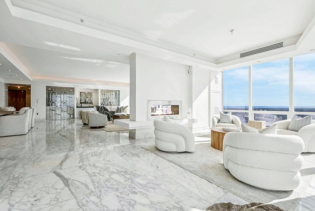 słoneczne wnętrze ekskluzywnego apartamentu do sprzedaży New York Stany Zjednoczone Ameryki