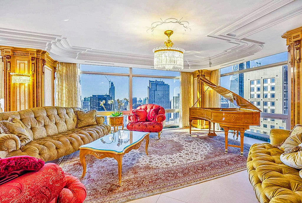 złoty fortepian w salonie ekskluzywnego apartamentu do sprzedaży New York Stany Zjednoczone Ameryki
