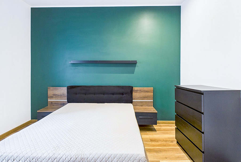 na zdjęciu estetycznie zaaranżowana sypialnia w ekskluzywnym apartamencie na sprzedaż Ostrów Wielkopolski okolice