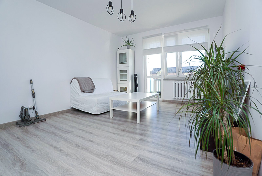 przeciwległa ściana pokoju gościnnego w luksusowym apartamencie na sprzedaż Piotrków Trybunalski