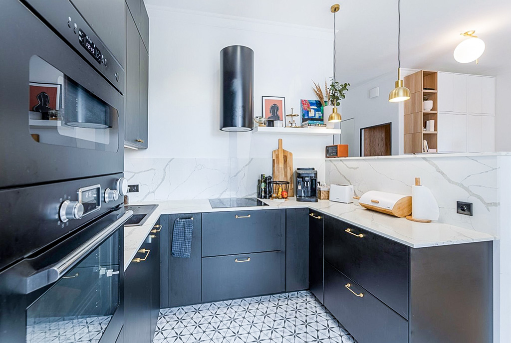 zaprojektowana w czerni i bieli kuchnia w ekskluzywnym apartamencie na sprzedaż nad morzem