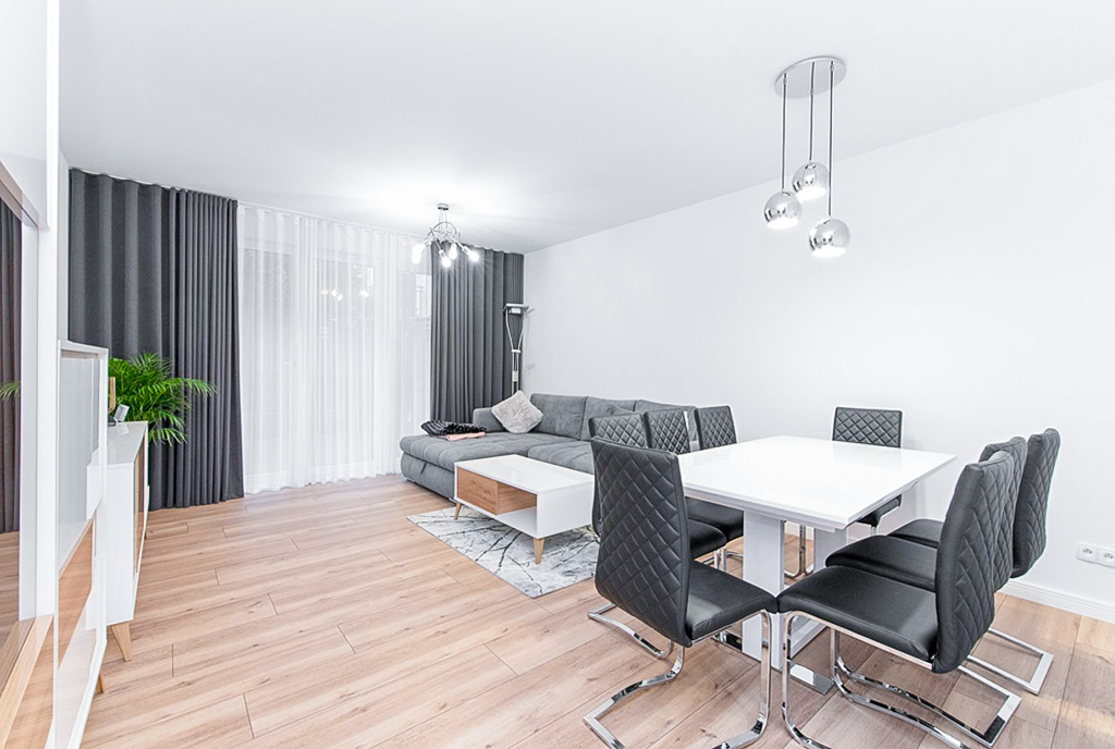 widok na pokój dzienny w ekskluzywnym apartamencie do wynajęcia Gdynia okolice