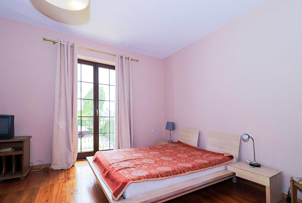 zaciszna sypialnia w ekskluzywnym domu na sprzedaż Lublin