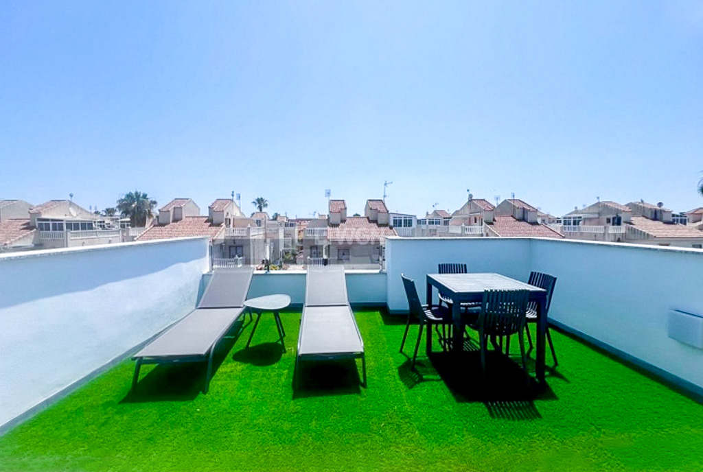 słoneczne solarium na dachu ekskluzywnej willi na sprzedaż Hiszpania Torrevieja