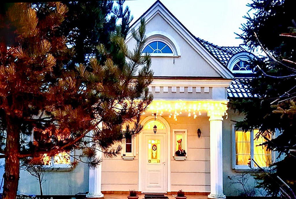 widok od wejścia na ekskluzywną willę na sprzedaż Warszawa