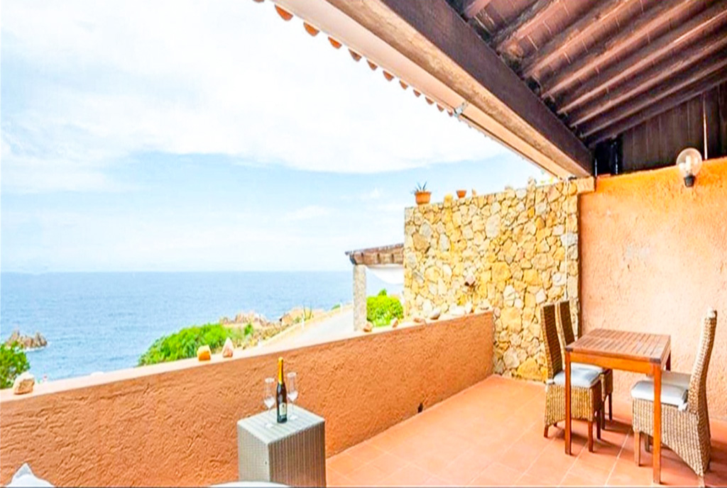 słoneczny balkon przy luksusowej willi na sprzedaż Włochy Costa Paradiso