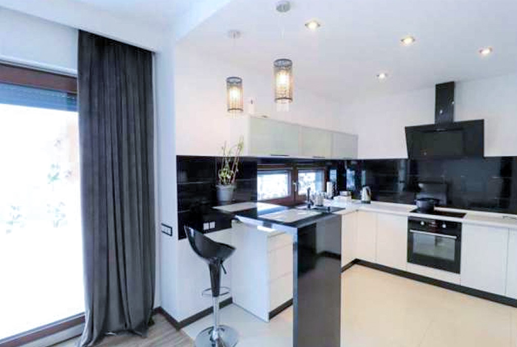 zaprojektowana w czerni i bieli kuchnia w luksusowej willi na sprzedaż Bielsko-Biała okolice