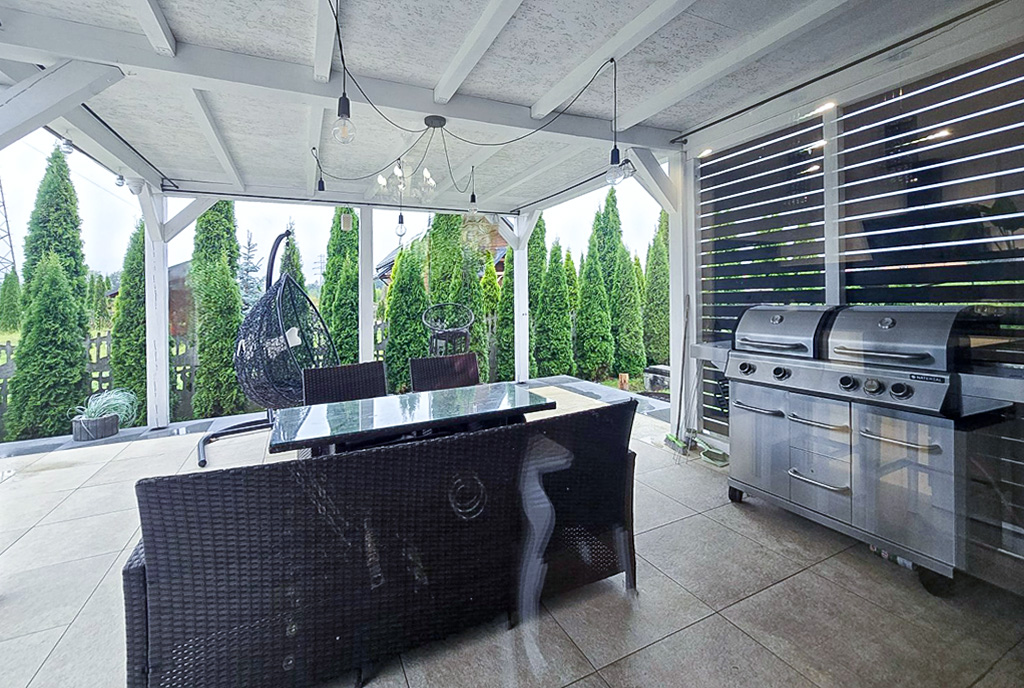 olbrzymi taras ze strefą grillową przy ekskluzywnej willi na sprzedaż Bielsko-Biała okolice