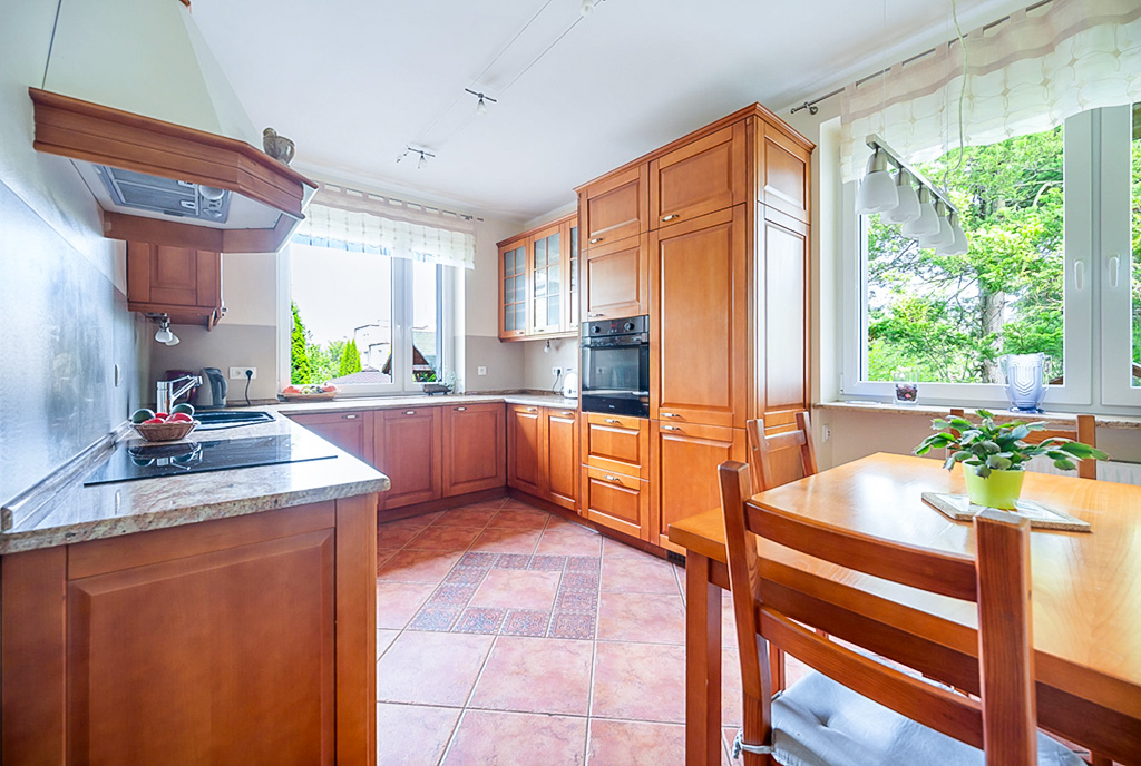 zadbana kuchnia w luksusowej willi na sprzedaż Gdynia