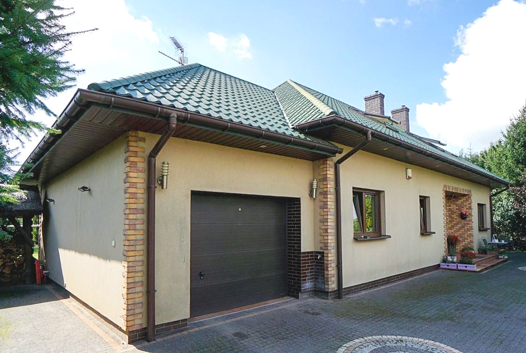 frontowa elewacja ekskluzywnej willi na sprzedaż Konin okolice