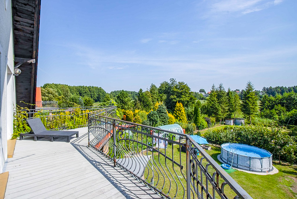 słoneczny balkon przy luksusowej willi na sprzedaż Piła okolice