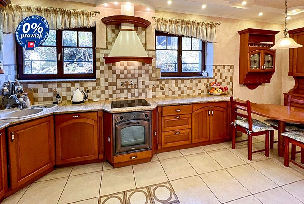 wykończona w drewnie kuchnia w ekskluzywnej willi na sprzedaż Wałbrzych
