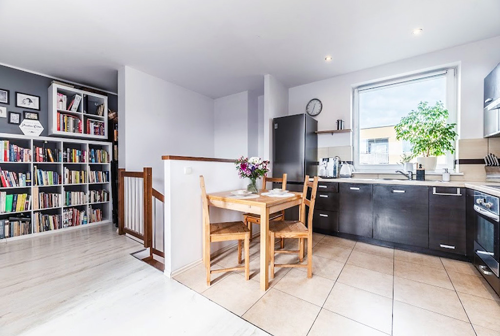 widok na kuchnię w luksusowym apartamencie na sprzedaż Gdynia okolice