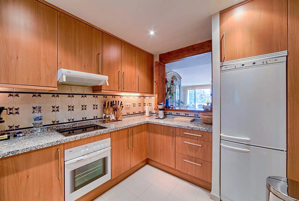 fragment kuchni w luksusowym apartamencie na sprzedaż Hiszpania Benahavis
