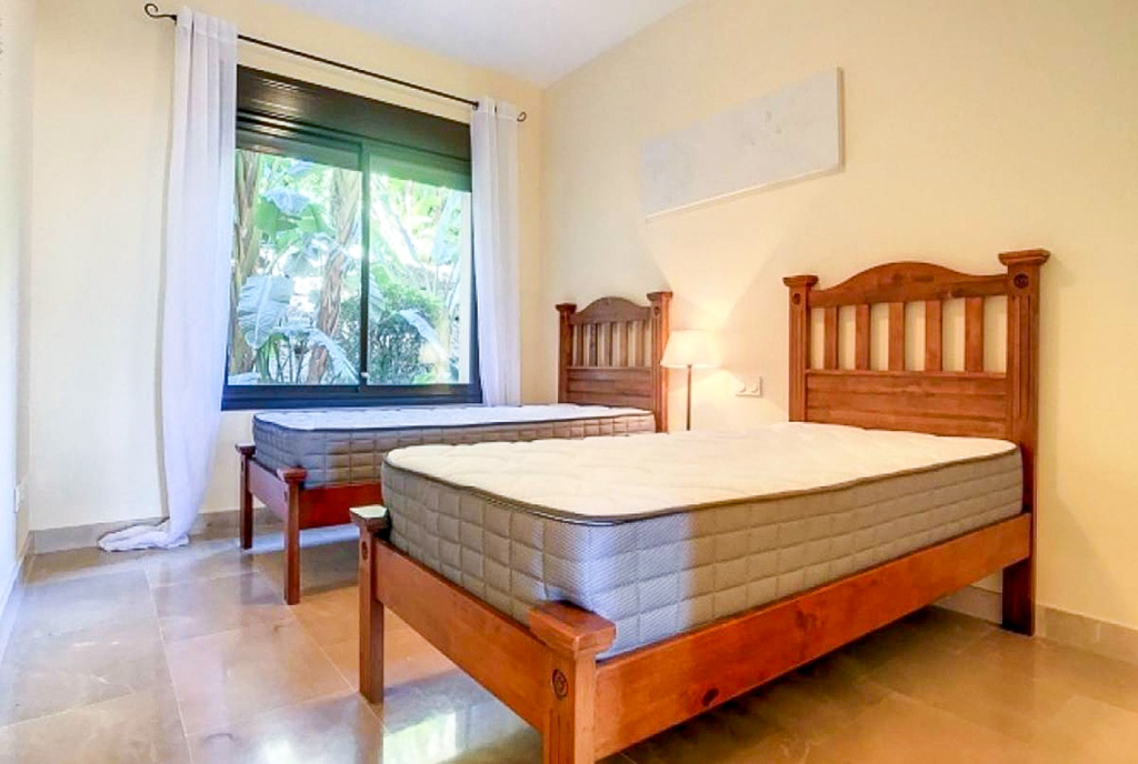 elegancka sypialnia w ekskluzywnym apartamencie na sprzedaż Hiszpania (La Duquesa Estepona)