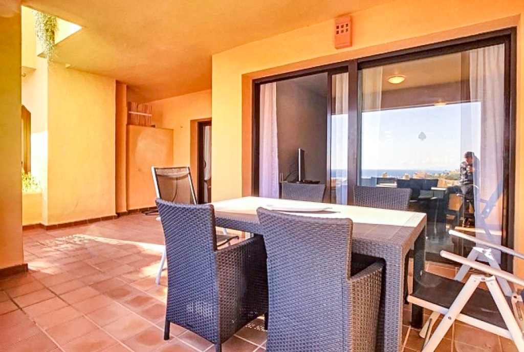słoneczny taras przy luksusowym apartamencie na sprzsdaż Hiszpania (La Duquesa Estepona)