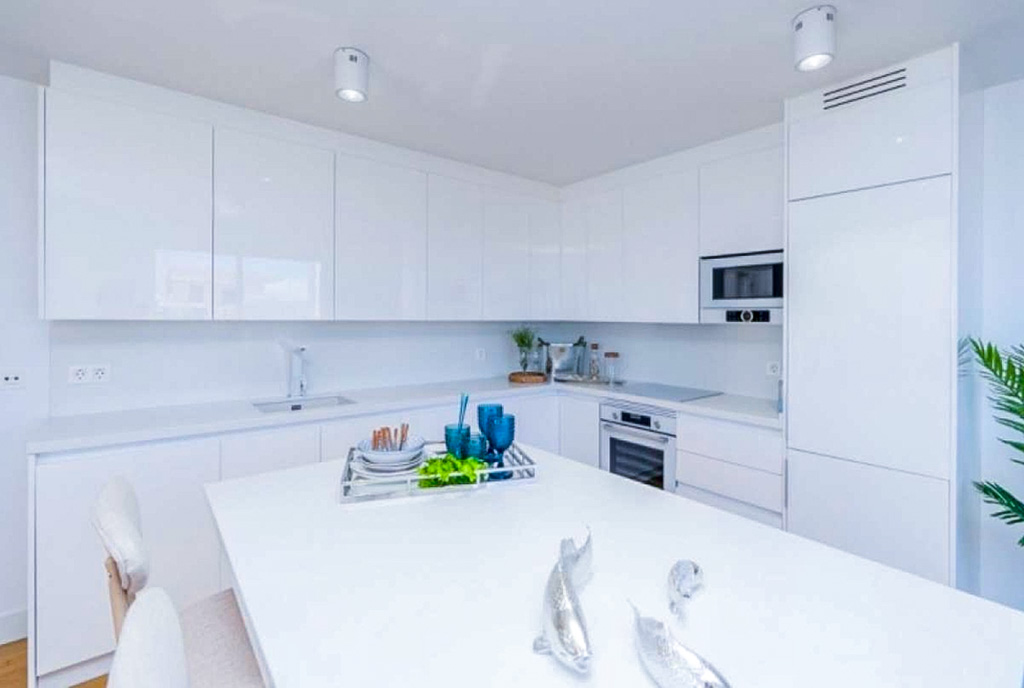 fragment kuchni w luksusowym apartamencie na sprzedaż Hiszpania Mijas Costa