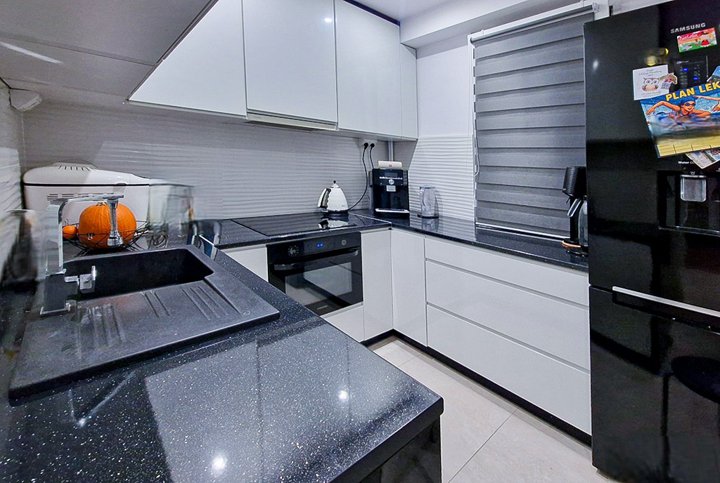 kuchnia w czerni i bieli w luksusowym apartamencie na sprzedaż Kraków okolice