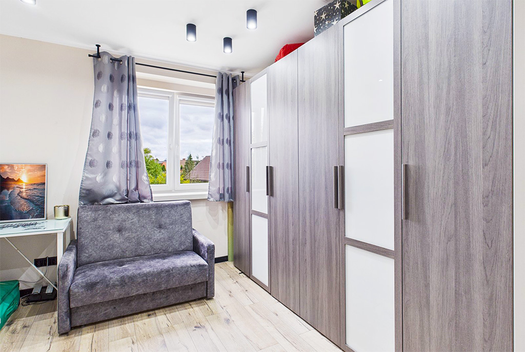 jeden z pokoi w ekskluzywnym apartamencie na sprzedaż Legnica okolice