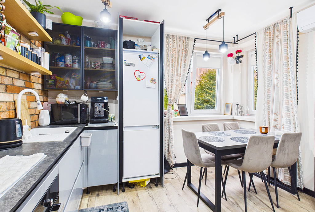 po lewej kuchnia, po prawej jadalnia w luksusowym apartamencie na sprzedaż Legnica okolice