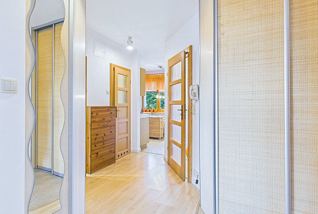 funkcjonalny hol w ekskluzywnym apartamencie na sprzedaż Legnica okolice
