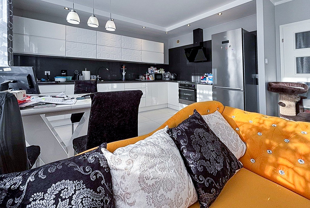 kuchnia w czerni i bieli w luksusowym apartamencie na sprzedaż Szczecin okolice